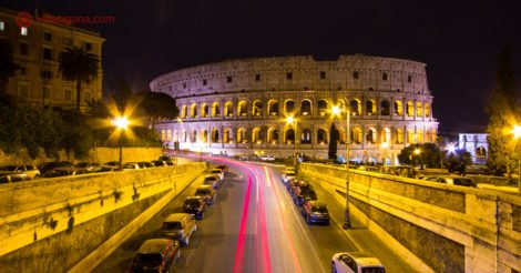 O que fazer em Roma: O Coliseu de noite em uma foto de longa exposição, com carros passando por ele