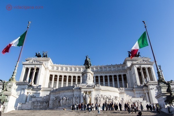o Monumento a Vitor Emanuel da Itália, em estilo neoclássico, com bandeiras italianas