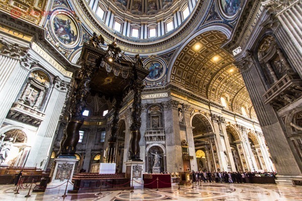 o interior da Basílica de São Pedro
