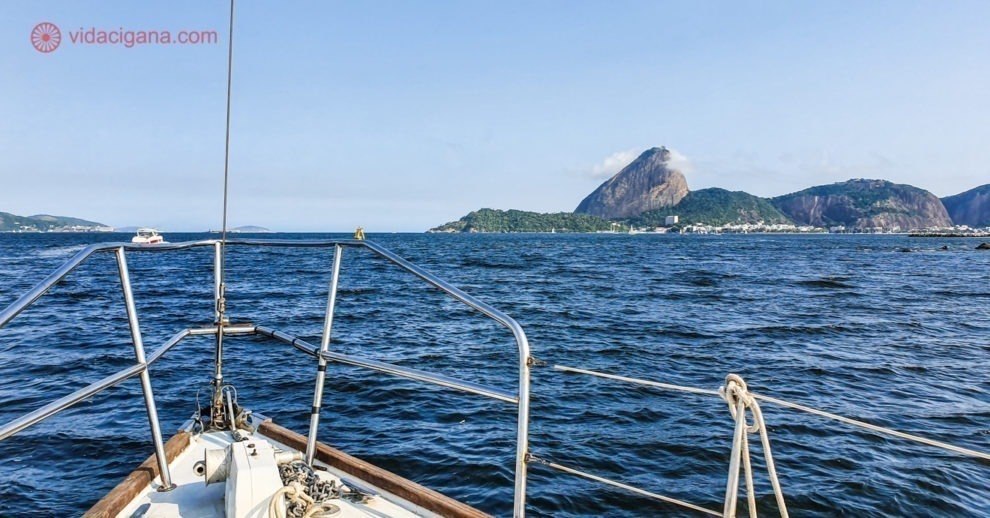 Passeio de barco pelo Rio de Janeiro: a proa de um veleiro com o Pão de Açúcar ao fundo