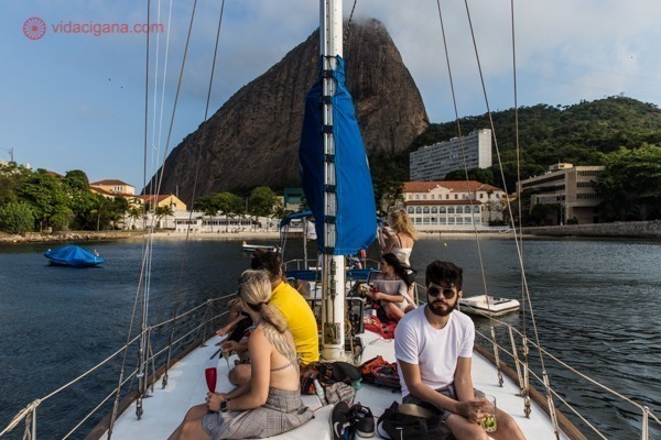 Passeio de barco pelo Rio de Janeiro: pessoas sentadas no veleiro