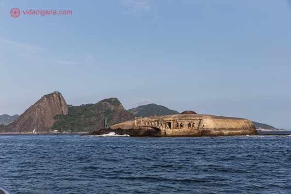 O Forte da Laje com o Pão de Açúcar ao lado