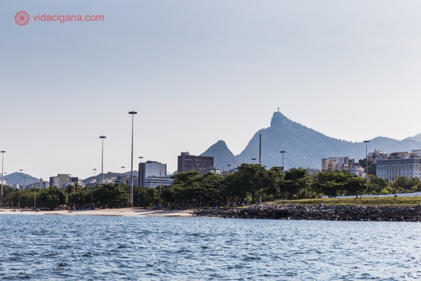 Passeio de barco pelo Rio de Janeiro: o Cristo e a Praia do Flamengo vistos da Baía de Guanabara