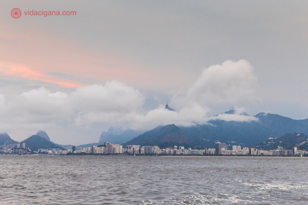 Passeio de barco pelo Rio de Janeiro: a silhueta do Rio durante um pôr do sol nublado