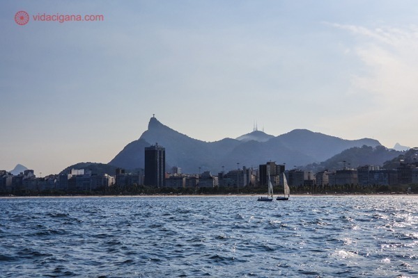 Passeio de barco pelo Rio de Janeiro: a silhueta do Rio com o Cristo ao fundo, visto do mar