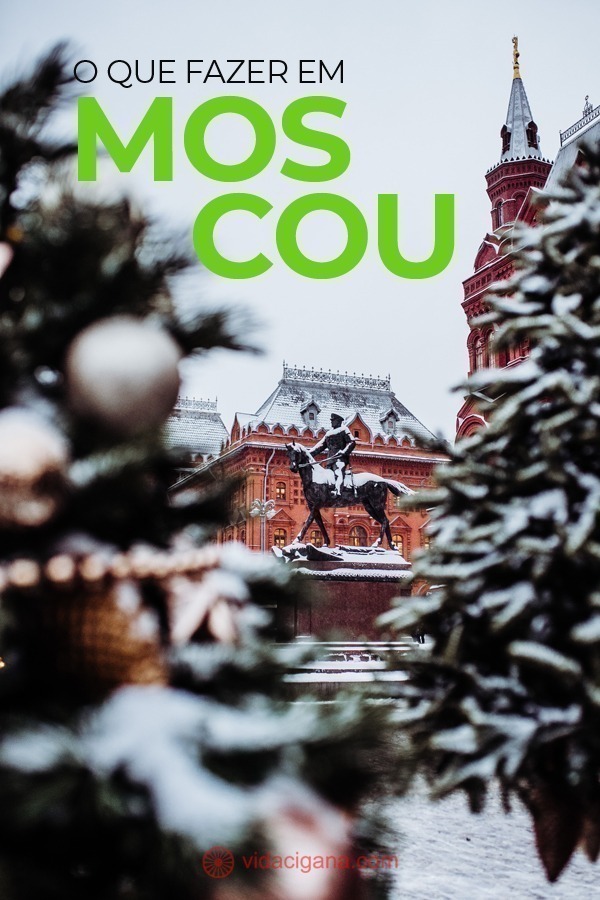 O que fazer em Moscou: A Rússia é o maior país do mundo e sua capital não ficaria atrás, claro. Moscou é enorme e repleta de coisas para fazer. É uma cidade tão exótica que chega a ser mágica, devido aos seus edifícios e história bastante peculiares. Passamos 2 semanas na capital da Rússia durante a Copa do Mundo de futebol de 2018 e adoramos conhecer mais a fundo esta cidade tão única. Catedral de São Basílio, Kremlin de Moscou, Mausoléu de Lênin, Museu Histórico do Estado, GUM, Parque Zaryadye, Museu dos Cosmonautas, Monumento à Laika, Estações de metrô, Parque Gorky e Museu do Parque das Artes, Operário e a Mulher Kolkhoz, Museu da Grande Guerra Patriótica, Bunker 42, Teatro Bolshoi,,Catedral do Cristo Salvador, Convento e Cemitério Novodevichy, Grande Palácio Tsaritsyno, Rua Arbat, Mercado Izmailovsky