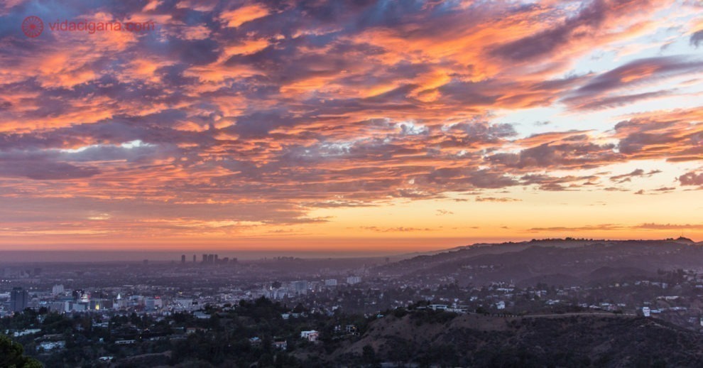 Na hora de saber onde ficar em Los Angeles, é importante ter uma lista de bairros de fácil acesso aos pontos turísticos, como o Griffith Observatory, que tem a vista da foto, com os melhores pores do sol de Los Angeles
