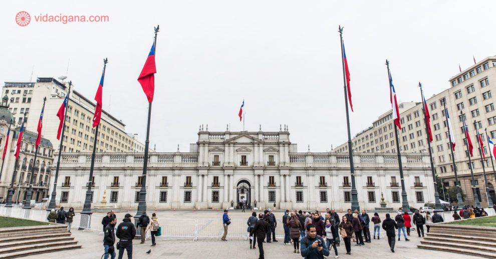 Todos os melhores bairros na hora de saber onde ficar em Santiago. Aqui vemos a Casa de la Moneda, palácio presidencial, no centro da cidade.
