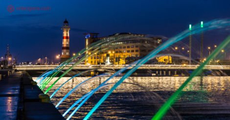 O que fazer em Malmö: o antigo farol da cidade iluminado ao fundo e em primeiro plano cascatas de todas as cores