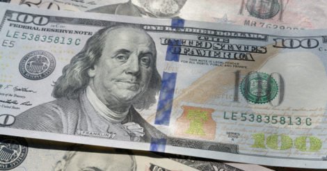 Como abrir uma conta nos EUA: uma nota de 100 dólares