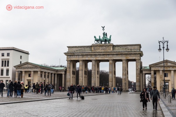 O que fazer em Berlim: O famoso Portão de Brandemburgo na Praça Pariser, cheio de turistas