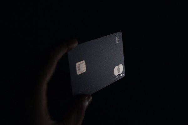 Um cartão do Revolut contra um fundo preto