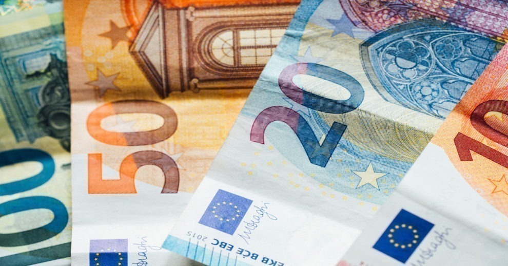 Enviar dinheiro para o exterior: o detalhe de várias notas de euro