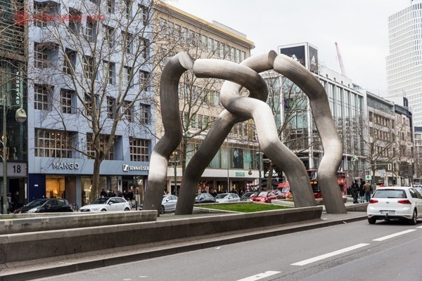 Onde ficar em Berlim: o bairro de Charlottenburg com uma escultura da cortina de ferro se rompendo