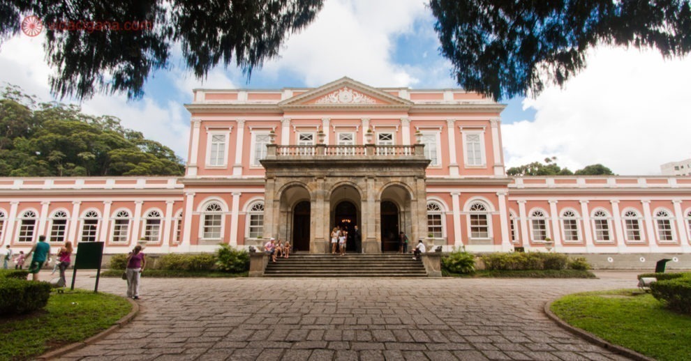 O que fazer em Petrópolis: o Museu Imperial visto de frente, em meio a árvores
