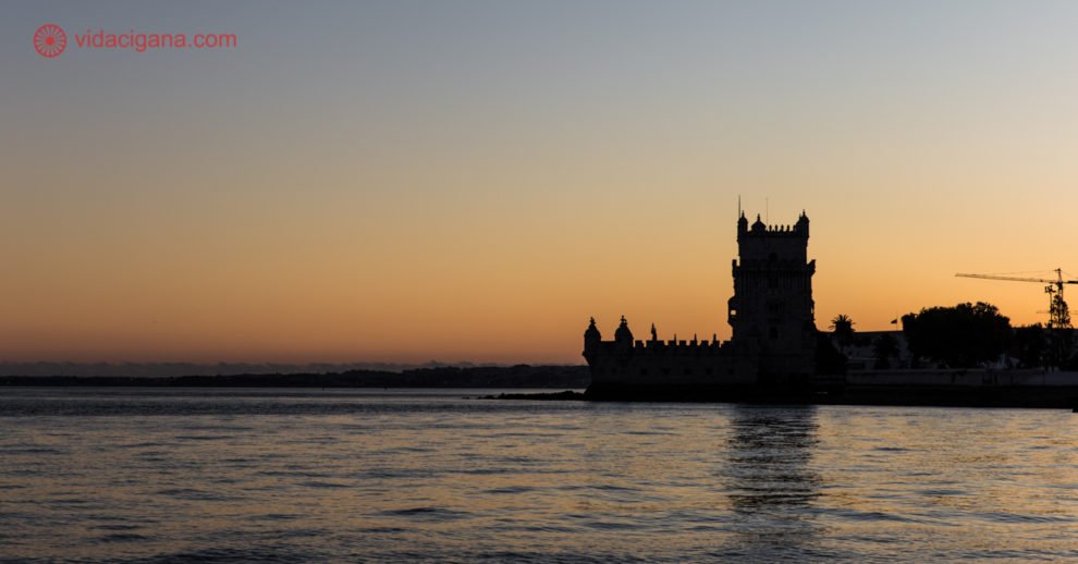 Passeio de Barco por Lisboa, a silhueta da Torre de Belém durante o pôr do sol