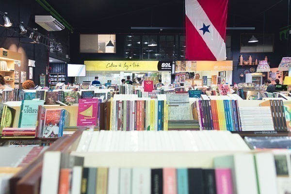 A Fox Belém, cheia de livros e a bandeira do Pará