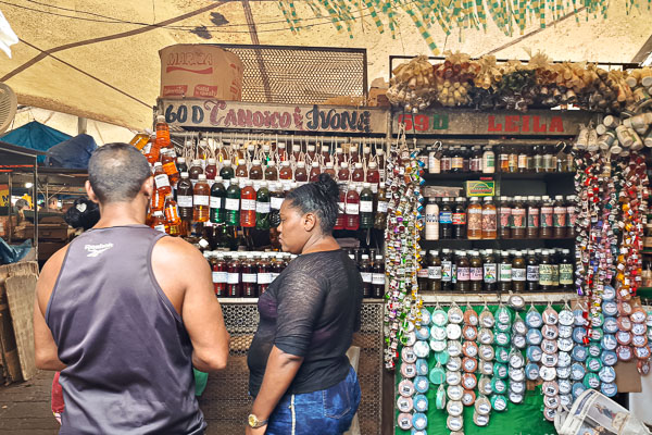 O que fazer em Belém: uma barraca de exilir no Mercado Ver-o-Peso