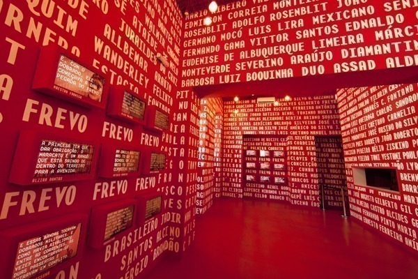 O que fazer no Recife: O interior do Paço do Frevo todo vermelho