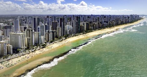 O que fazer no Recife: A Praia da Boa Viagem vista de cima do mar, cheia de prédios altos na orla