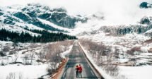 Como montar sua mala de viagem para a Europa: um casal na estrada cheia de neve