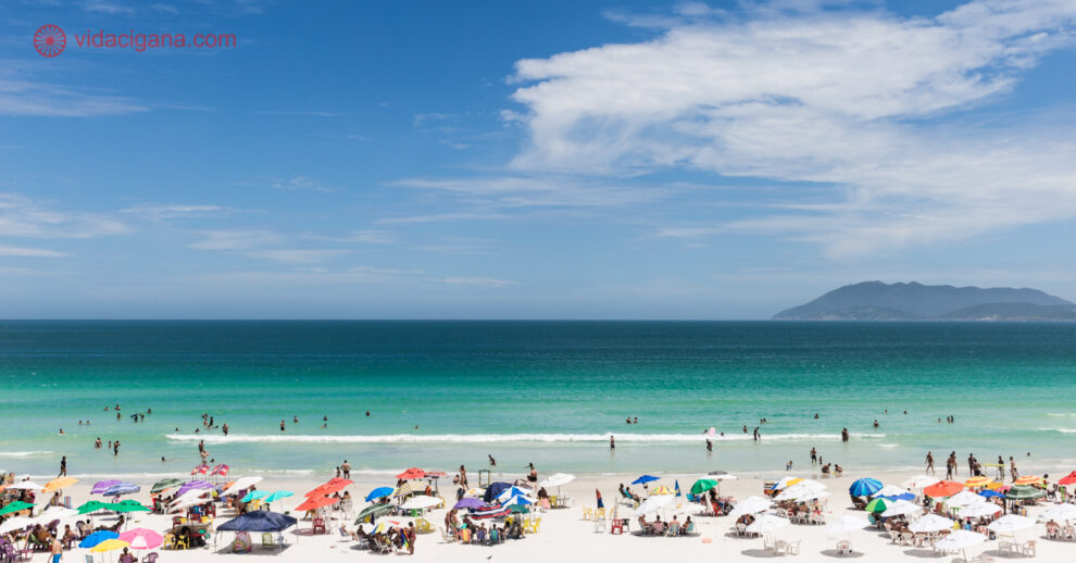 Onde ficar em Cabo Frio: a linda Praia do Forte, com suas areias brancas, mar verdinho e céu azul
