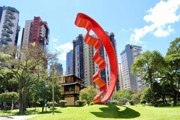 Onde ficar em Curitiba: a Praça do Japão com seu monumento em vermelho com prédios altos ao fundo