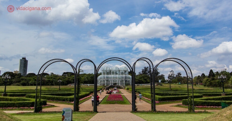 O que fazer em Curitiba: o Jardim Botânico de Curitiba, com sua cúpula no fundo, emoldurada por arcos no início do jardim