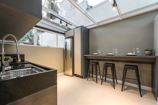 Cozinha com teto de vidro linda e moderna