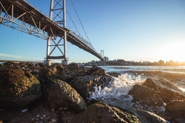 Onde ficar em Florianópolis: A Ponte Hercílio Luz vista de baixo para cima