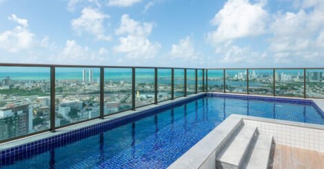 Airbnb no Recife: uma piscina na cobertura com vista pro mar