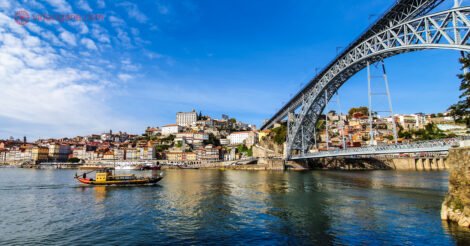 O que fazer no Porto: um barco rabelo no rio douro, perto da ponte d. luis I