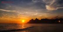 As 21 melhores praias do Rio de Janeiro: a Praia de Ipanema vista da Pedra do Arpoador durante o pôr do sol, simplesmente magnífica