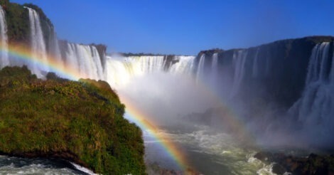 Onde ficar em Foz do Iguaçú: as cataratas num lindo dia de sol, com vários arco íris