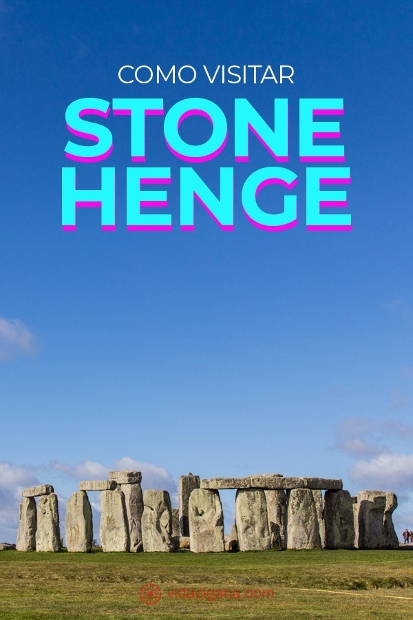 O que é Stonehenge. Com 6 mil anos de existência, o monumento de Stonehenge é mais antigo que as ruínas gregas. Faz parte do assentamento neolítico mais bem preservado do mundo. O posto é dividido com as ruínas de Durrington e Avebury, também na Inglaterra. Mesmo não sabendo exatamente para que o monumento servia ou seu significado, é sabido que Stonehenge passou por diversas etapas que marcaram seu terreno de forma diferenciada e que hoje formam o que nossos olhos veem