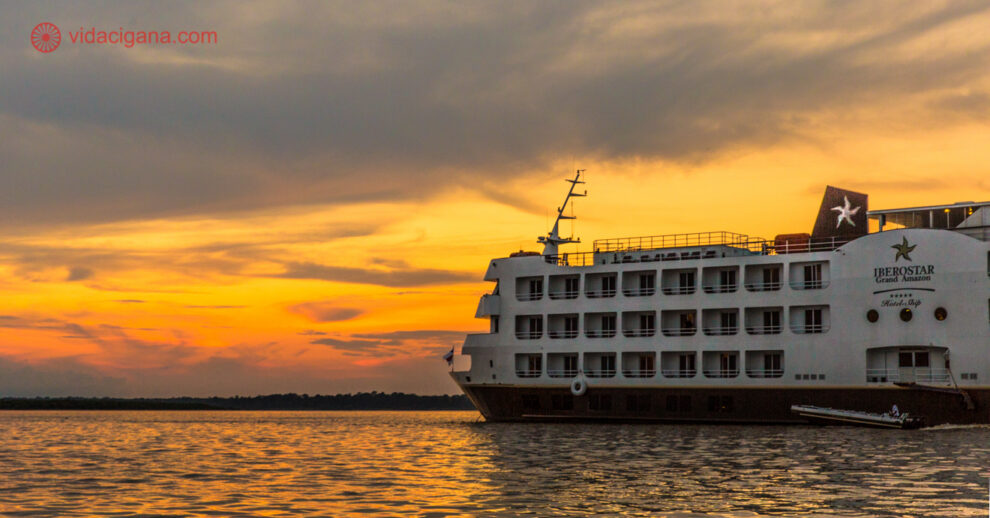 Foto do cruzeiro da Iberostar ao redor de Manaus durante o pôr do sol