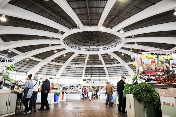 O Mercado de Benfica, em Lisboa, visto de baixo pra cima, com sua cúpula circular no alto.