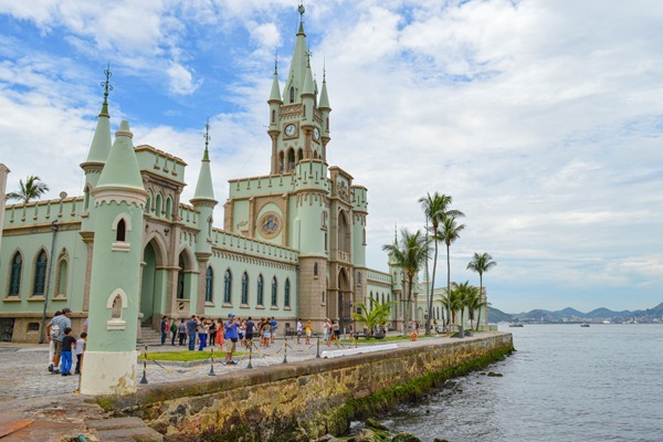 A Ilha Fiscal é um dos pontos turísticos na Baía de Guanabara, lindo, como um castelo esverdeado