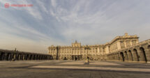 O que fazer em Madri: A fachada do Palácio Real vista dos portões do prédio durante a golden hour