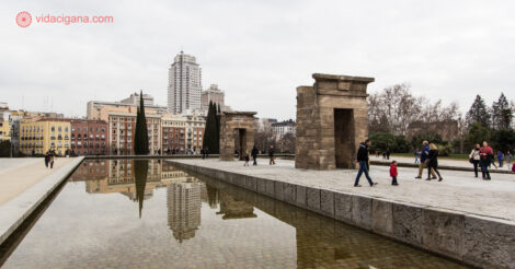 Onde ficar em Madri: O Templo de Debod cheio de visitantes num frio dia de outono