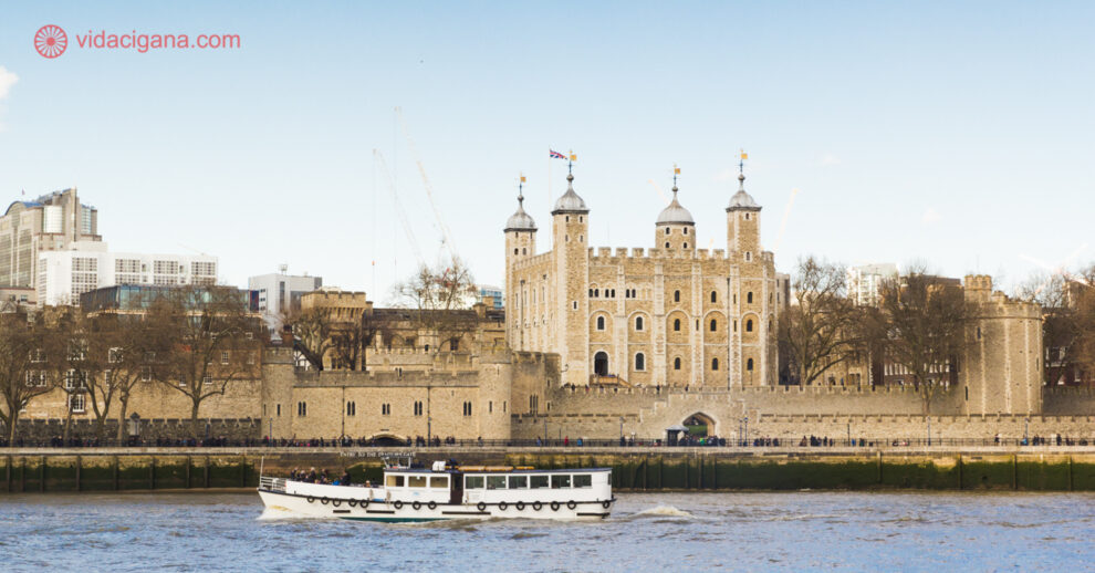 O que fazer em Londres: A Torre de Londres é uma das paradas obrigatórias, um dos lugares mais antigos da cidade e fica nas margens do Rio Tâmisa.
