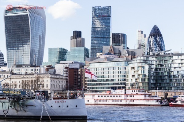 O que fazer em Londres: A parte moderna da cidade, mas margens do Rio Tâmisa, com seus prédios altos e espelhados