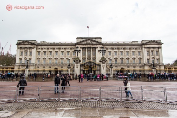 O Palácio de Buckingham visto do lado de fora de seus portões