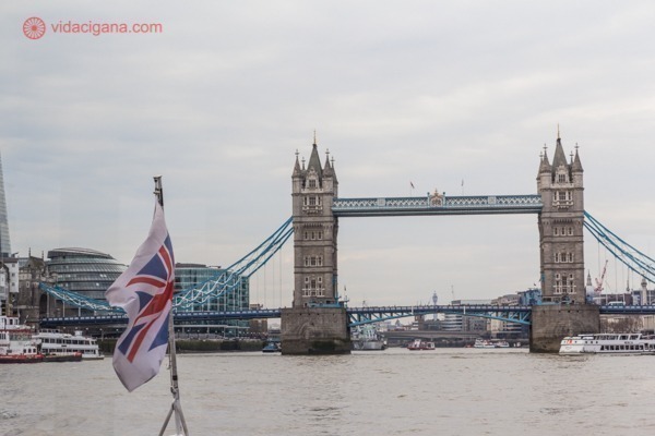 A Tower Bridge vista ao longe de um barco no Tâmisa.