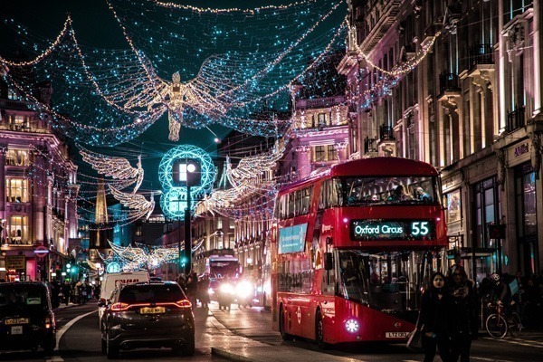 A Oxford Street toda enfeitada para o Natal