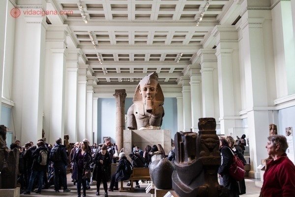 Uma estátua faraônica em um dos imensos corredores do British Museum