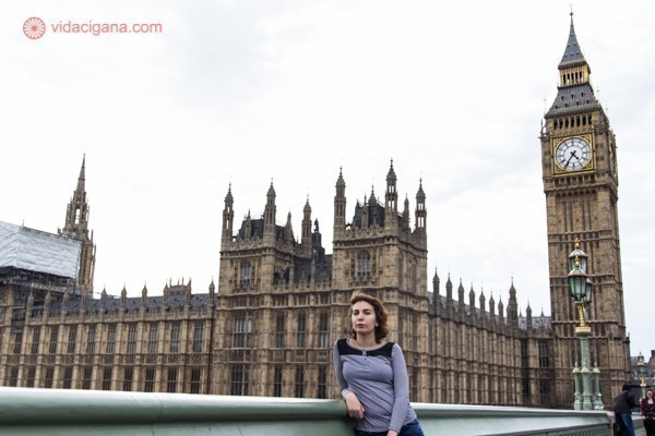 Uma mulher posando na frente do Palácio de Westminster e do Big Ben