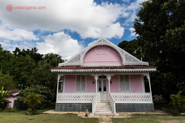 A Casa da Moreninha toda rosa e branca, cercada de árvores