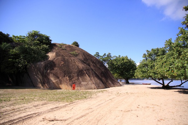 A Praia e a Pedra da Moreninha com várias árvores no entorno