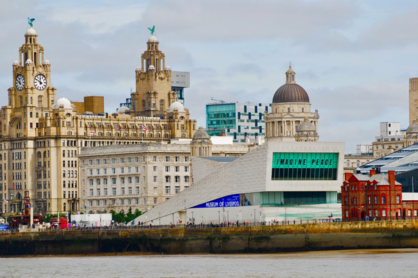 O que fazer em Liverpool: O Museu de Liverpool em primeiro plano com o Liver Royal Building à esquerda